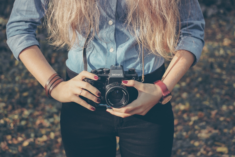 photographe-EZE-min_hand-person-girl-woman-camera-photography-614-pxhere.com